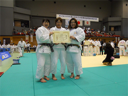 左から　松井選手、東選手、石山選手
